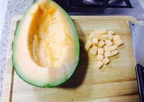 大姐吃哈密瓜,甜蜜滋味,共享美好时光