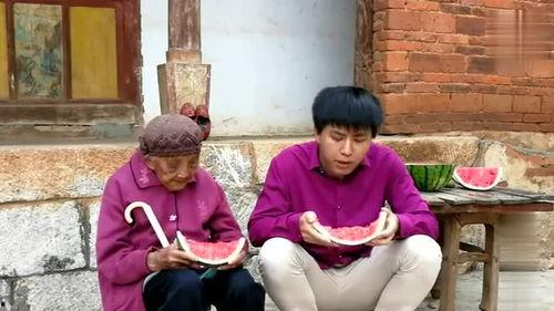 给奶奶吃瓜视频,温馨瞬间，甜蜜满溢