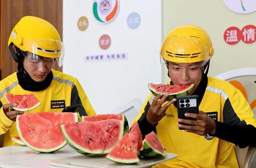 外卖小哥送外卖吃瓜,意外成为网友热议焦点